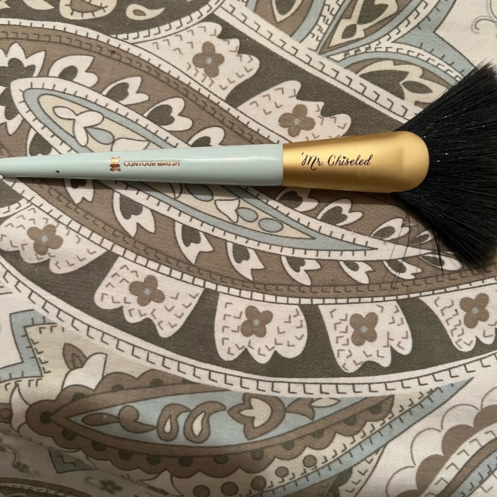 Too Faced Mr. Chiseled Contour Brush -
Limited Edition-